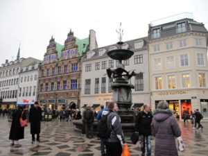 目抜き通りストロイエ通りの中心には、ロイヤルコペンハーゲンの本店や、ジョージジェンセンの本店、イルムスボーリフスなど、デンマークの名店が並びます。