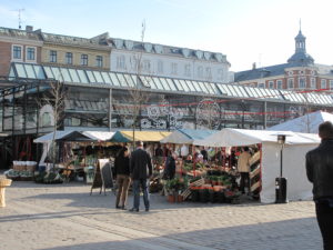 北欧髄一の食材が集まるトーベヘーレン市場では、食べ歩きも楽しいです！