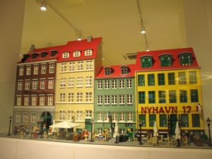 目抜き通りにあるレゴのフラッグショップには、レゴでできた町や動物が沢山あります！
