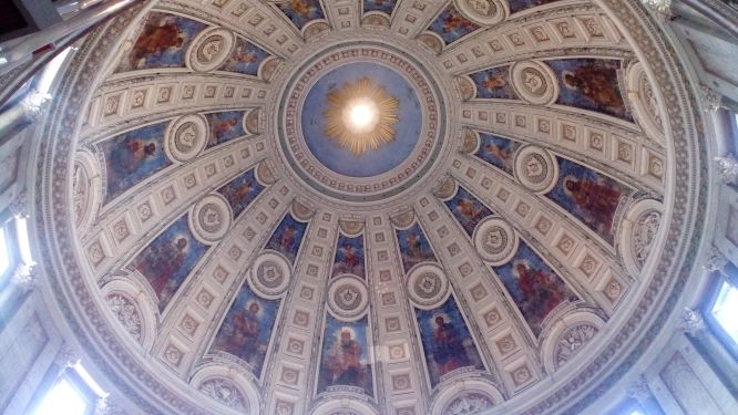 天井も美しい大理石教会は私の一押しオアシスです。心が洗われる気持ちになります。