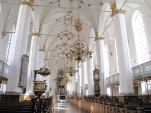 ラウンドタワーに併設されたトリニタティス教会は17世紀オランダルネッサンス様式です。