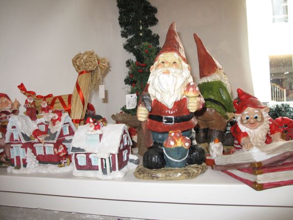 デンマークでは、クリスマス前にサンタさんのお手伝いをする森の妖精ニッセがいると信じられています。