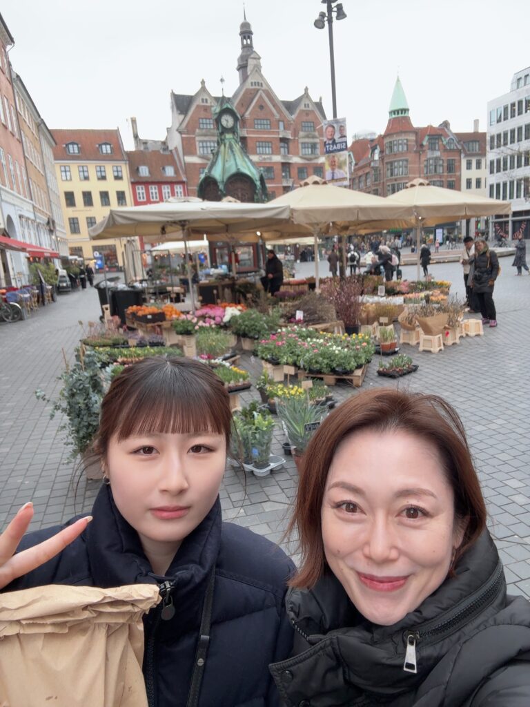 昨日はぎゅっと情報の詰まった案内ありがとうございました！庸子さんに案内していただけてよかったね、と娘と話しておりました。（金沢よりいらして下さいました、素敵な米林様とお嬢様より、身に余るお言葉をいただきました。私がお手伝いをさせていただきましたことりっぷの表紙になっている老舗のケーキハウスでお茶を楽しんでいただけて良かったです！）